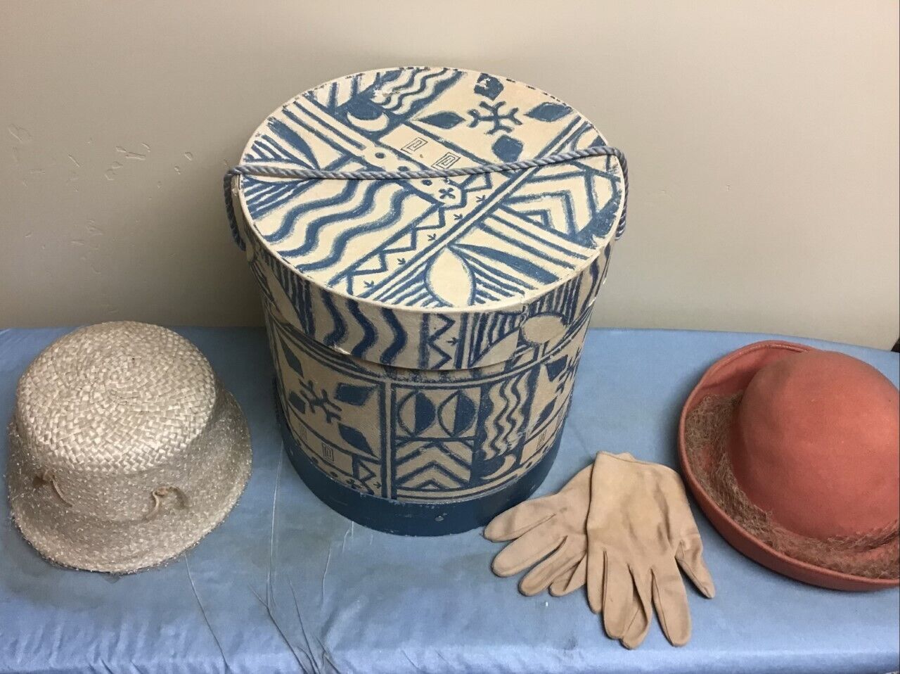 Vintage Womens Hat Box With Doeskin Wool Hat & Dayton's Gloves + Straw Hat
